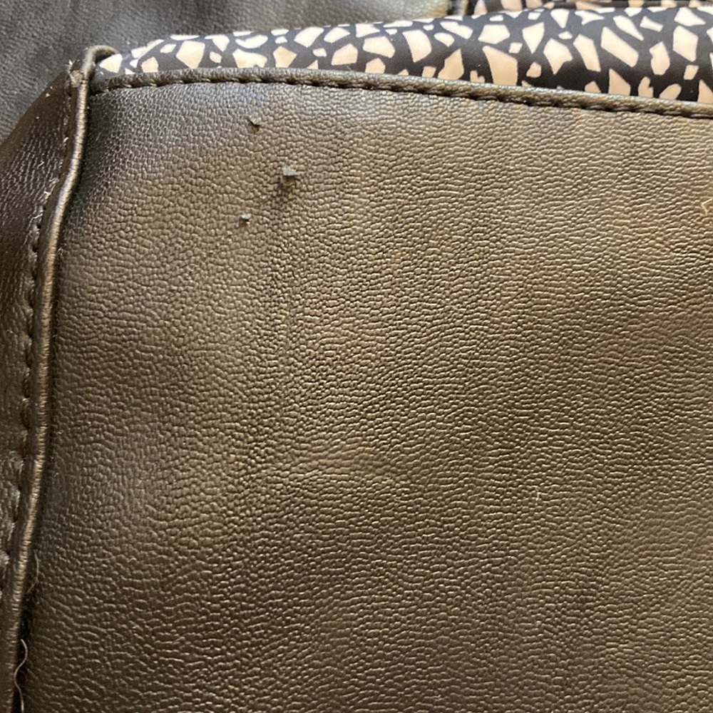 RARE HTF Pristine Lululemon Free To Be Bag in Miss Mosaic - Picture 15 of 15